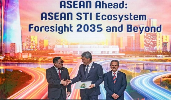 Menteri Luar, Datuk Seri Mohamad Hassan (tengah) ketika menerima menerima laporan “ASEAN Ahead: ASEAN Science, Technology and Innovation (STI) Ecosystem Foresight 2035” daripada Menteri Sains, Teknologi dan Inovasi Chang Lih Kang (kiri) /BERNAMA